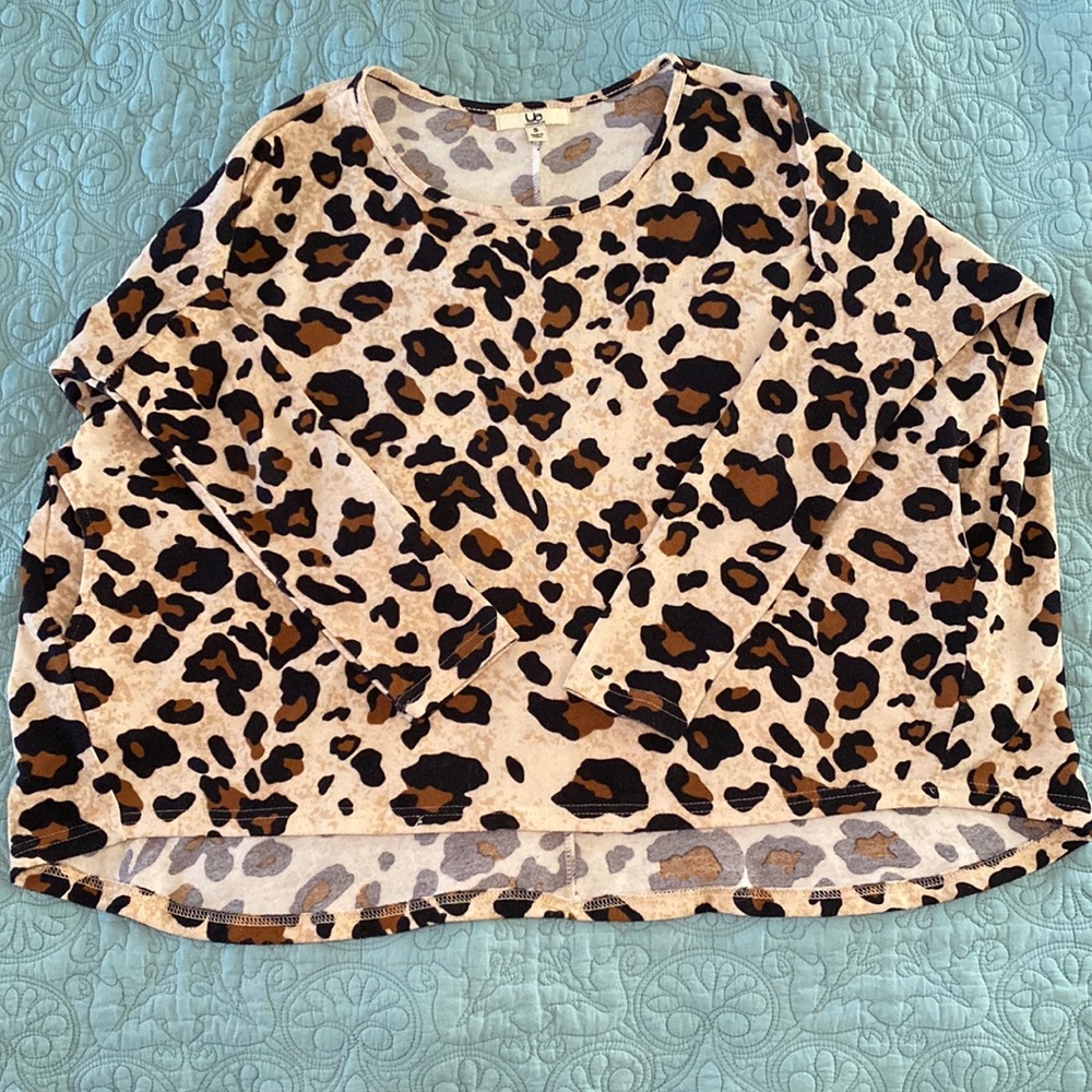 Ya brand leopard lightweight sweater top. Size S